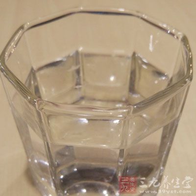 經過一宿代謝,清晨一杯涼白開可潤滑腸道,加速新陳代謝 經過一宿代謝,清晨一杯涼白開可潤滑腸道,加速新陳代謝