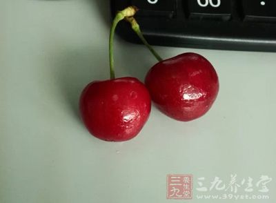 因為好奇心而采摘了植物園內的櫻桃且被“毒暈