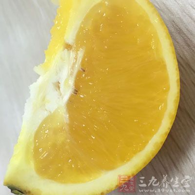 橘子、橙子凍了以後,表皮的油脂滲進果肉,果肉就容易發苦 橘子、橙子凍了以後,表皮的油脂滲進果肉,果肉就容易發苦
