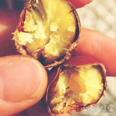 堅果大多都是經過烘焙、翻炒等方法制成的 堅果大多都是經過烘焙、翻炒等方法制成的