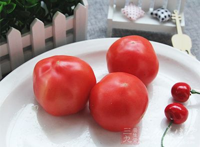 西紅柿含有大量的果膠、柿膠酚、可溶性收斂劑等成分