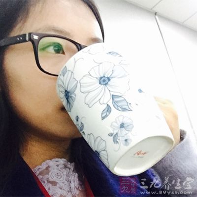 我們除了喝水，還可以多吃水果，補充水分