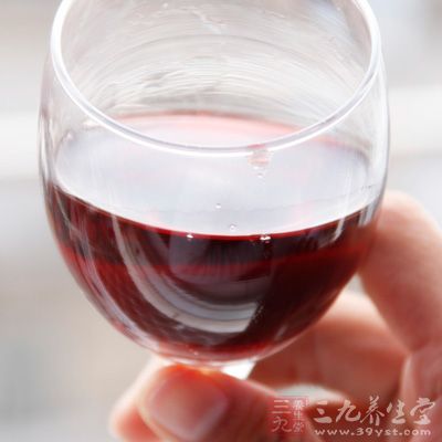 不要空腹飲酒，因為空腹時酒精吸收快，人容易喝醉
