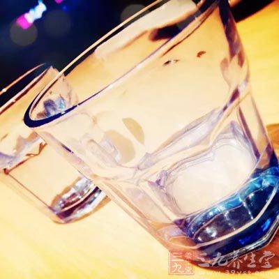 喝水能幫助我們身體將新陳代謝的廢物排出