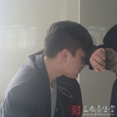 病理性原因及天氣原因易使自身出現食欲減退的症狀