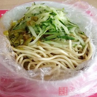 人們發明了一種辦法，那就是在盛放面條的碗上套一個薄膜袋或者說塑料食品袋