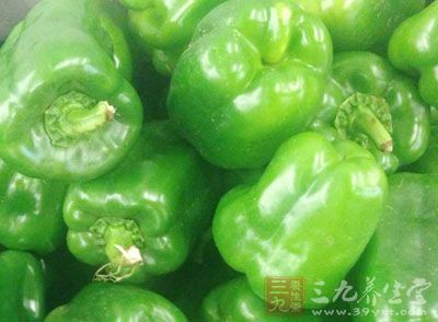 而青椒和菜花的維生素C含量是草莓和柑橘的2-3倍 而青椒和菜花的維生素C含量是草莓和柑橘的2-3倍