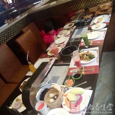 自助餐的菜品供應比較多