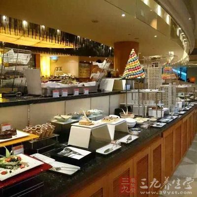 自助餐廳一般會為顧客提供各種各樣的飲料
