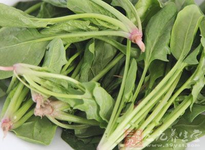 豆腐裡含有氯化鎂、硫酸鈣這兩種物質,而菠菜中則含有草酸,兩種食物遇到一起可生成草酸鎂和草酸鈣 豆腐裡含有氯化鎂、硫酸鈣這兩種物質,而菠菜中則含有草酸,兩種食物遇到一起可生成草酸鎂和草酸鈣