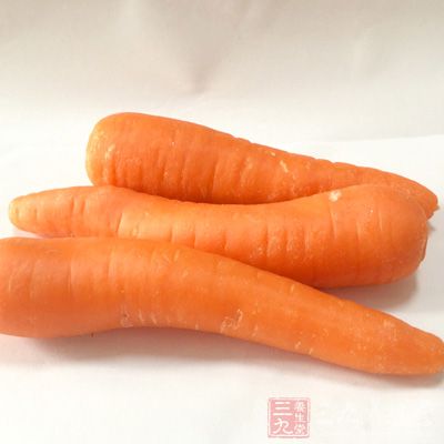 胡蘿卜中含有豐富的胡蘿卜素, 如果喝酒時吃大量胡蘿卜,容易產生肝毒素,誘發肝病 胡蘿卜中含有豐富的胡蘿卜素, 如果喝酒時吃大量胡蘿卜,容易產生肝毒素,誘發肝病