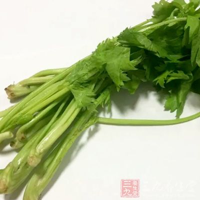 芹菜中含有豐富的B族維生素,能分解酒精,有效緩解酒後臉紅 芹菜中含有豐富的B族維生素,能分解酒精,有效緩解酒後臉紅