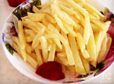 油炸食物脂肪跟熱量都很高,容易引起超重和肥胖 油炸食物脂肪跟熱量都很高,容易引起超重和肥胖