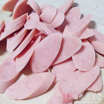 火腿、香腸等加工肉制品不僅失去了肉類的新鮮,還加入了亞硝酸鹽、食鹽和其他添加劑 火腿、香腸等加工肉制品不僅失去了肉類的新鮮,還加入了亞硝酸鹽、食鹽和其他添加劑