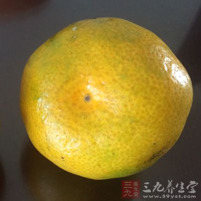 在喝牛奶前後1小時左右，不宜吃橘子