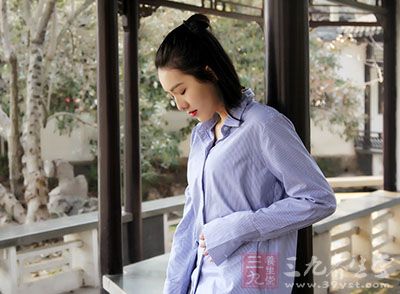 因為晚餐吃多會傷身，還易變胖，吃少則傷胃，易患胃病