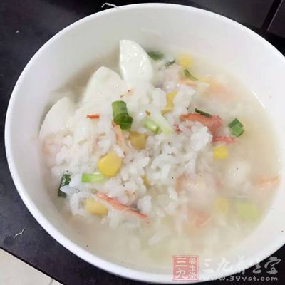 而小米粥等谷類食物就是很不錯的選擇