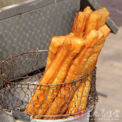 外面不少小攤位在炸油條的時候會加入明礬