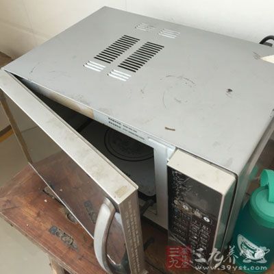 專家解釋說,微波爐加熱的原理是通過爐內的微波發生器 專家解釋說,微波爐加熱的原理是通過爐內的微波發生器