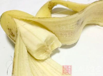 香蕉中含有大量的鎂,當空腹大量食用時,血液中的鎂大幅度增加,會對心血管系統產生抑制作用 香蕉中含有大量的鎂,當空腹大量食用時,血液中的鎂大幅度增加,會對心血管系統產生抑制作用