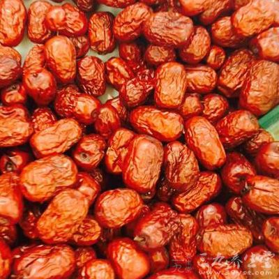 紅棗中所含的糖類、脂肪、蛋白質是保護肝髒的營養劑,能促進肝髒合成蛋白 紅棗中所含的糖類、脂肪、蛋白質是保護肝髒的營養劑,能促進肝髒合成蛋白