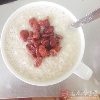 跟粥一起煮的大棗很爛糊,很軟,甜。而且粥也稍有甜味 跟粥一起煮的大棗很爛糊,很軟,甜。而且粥也稍有甜味