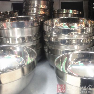 尤其是使用的碗筷在清洗後要用廚房專用紙巾擦淨或晾干 尤其是使用的碗筷在清洗後要用廚房專用紙巾擦淨或晾干