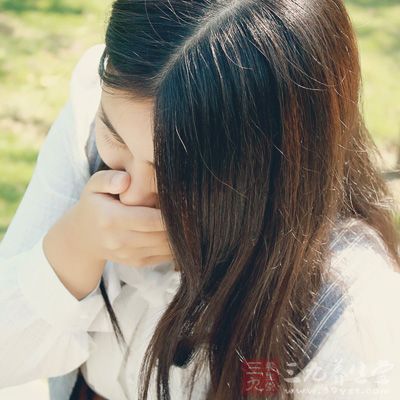 本病並不多見，主要有中上腹部不適、輕微疼痛、惡心、嘔吐等輕微症狀