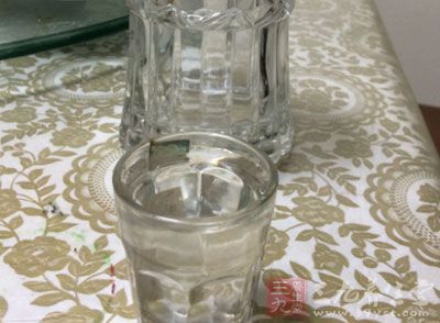 長期大量喝酒，受到危害的首先就是身體的肝髒