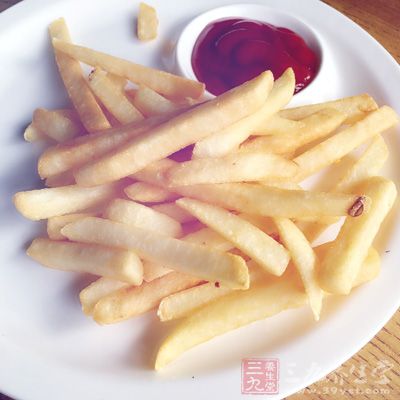 炸薯條含有大量碳水化合物，易引發血糖波動