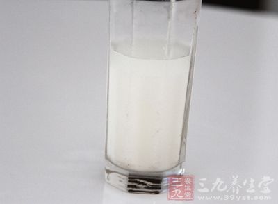 但多數人都喜歡在早上空腹喝牛奶