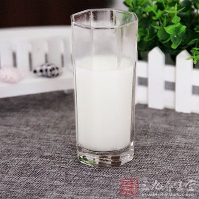 喝牛奶之前吃點東西