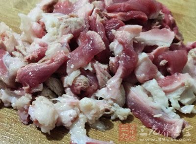 血脖肉中含有大量的淋巴結、甲狀腺等組織 血脖肉中含有大量的淋巴結、甲狀腺等組織