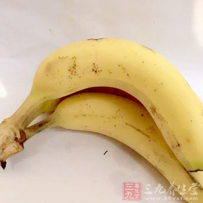 香蕉所含的食物纖維，可刺激大腸的蠕動，使大便通暢，因此可防治習慣性便秘