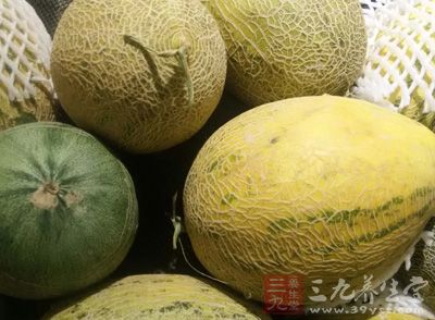 由於哈密瓜和香蕉的含鉀量都很高，所以患有腎衰與關節疾病的病人千萬不要將這兩個水果一起吃，免得讓病症更加嚴重了