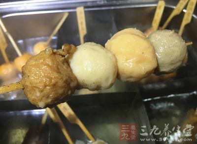 這些人會常常的流連於這些路邊攤的小吃旁