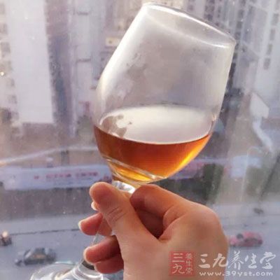 因酒精中含有嘌呤，在體內代謝生成尿酸