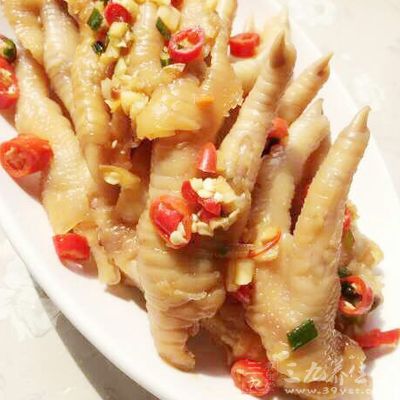 市場上我們見到的很多食物中會加入防腐劑