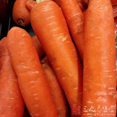 春筍1斤,花肉250克,胡蘿卜1/3根,蒜頭2顆 春筍1斤,花肉250克,胡蘿卜1/3根,蒜頭2顆