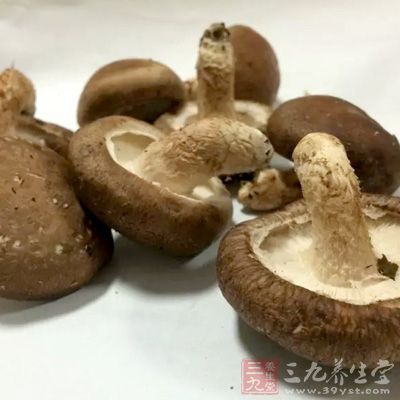 公雞仔1250克,春筍500克,鮮香菇、蒜苗各50克,花生油500克 公雞仔1250克,春筍500克,鮮香菇、蒜苗各50克,花生油500克