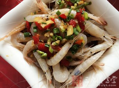 因長期生吃醉蝦醉蟹，肺部多處空洞