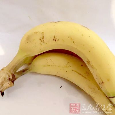 香蕉中含有大量的鎂元素,空腹食用會使血液中鎂的含量驟然升高 香蕉中含有大量的鎂元素,空腹食用會使血液中鎂的含量驟然升高