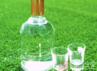 把酒尋歡雖是人生一大樂事，但還是要盡量避免睡前飲酒