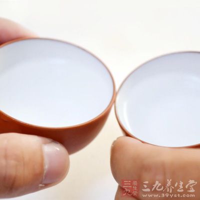 飲酒對於人們的身體是沒有好處的,而且喝酒容易誤事 飲酒對於人們的身體是沒有好處的,而且喝酒容易誤事