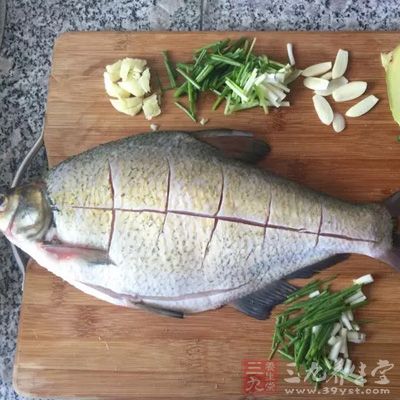 魚的個頭與其口感有一定關系,太小,魚還沒有完全發育成熟,肉質不夠鮮嫩,魚刺可能會很多 魚的個頭與其口感有一定關系,太小,魚還沒有完全發育成熟,肉質不夠鮮嫩,魚刺可能會很多