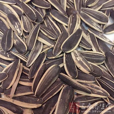 正常的瓜子表面有自然的紋路,每粒瓜子都有不同程度的凹陷