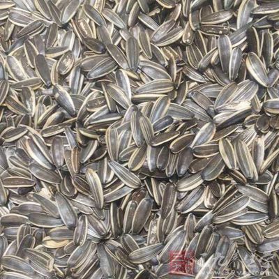 葵瓜子含豐富的脂肪油，其中有多量亞油酸，尚有磷脂