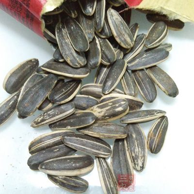 瓜子中有些食品添加劑是允許使用的，如香精和甜味劑