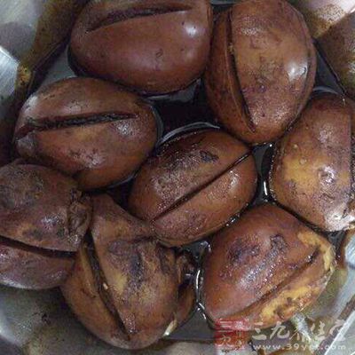 但是鹵蛋在制作時候會產生單寧酸 但是鹵蛋在制作時候會產生單寧酸