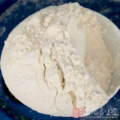 嫩肉粉中不但含蛋白酶和澱粉，往往還含亞硝酸鹽、小蘇打、磷酸鹽等配料